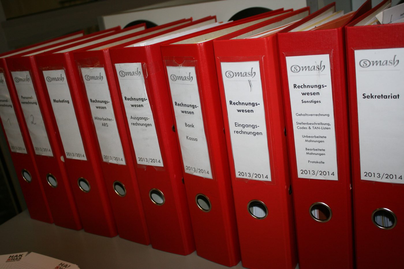 Fileira de pastas de arquivo organizadas em prateleira