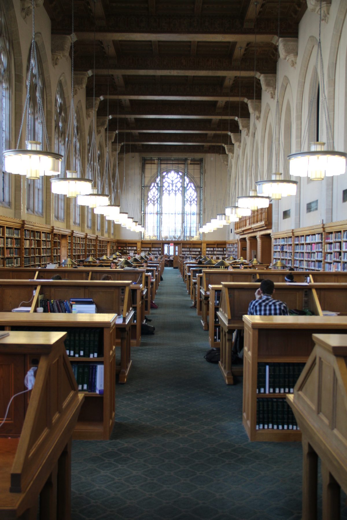 Sala de leitura de uma biblioteca jurídica clássica